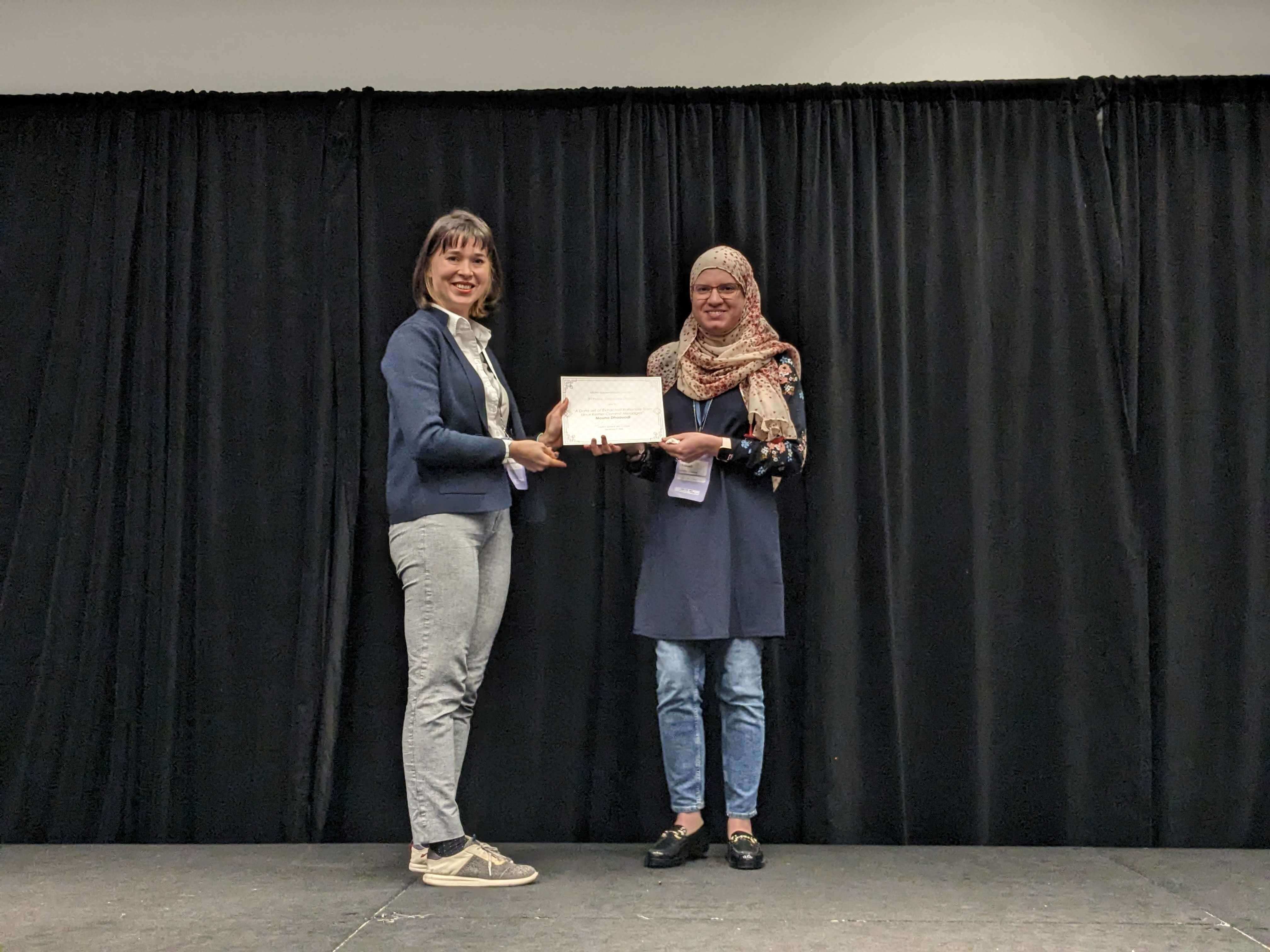 Mouna receiving the third place award at FSE 2023